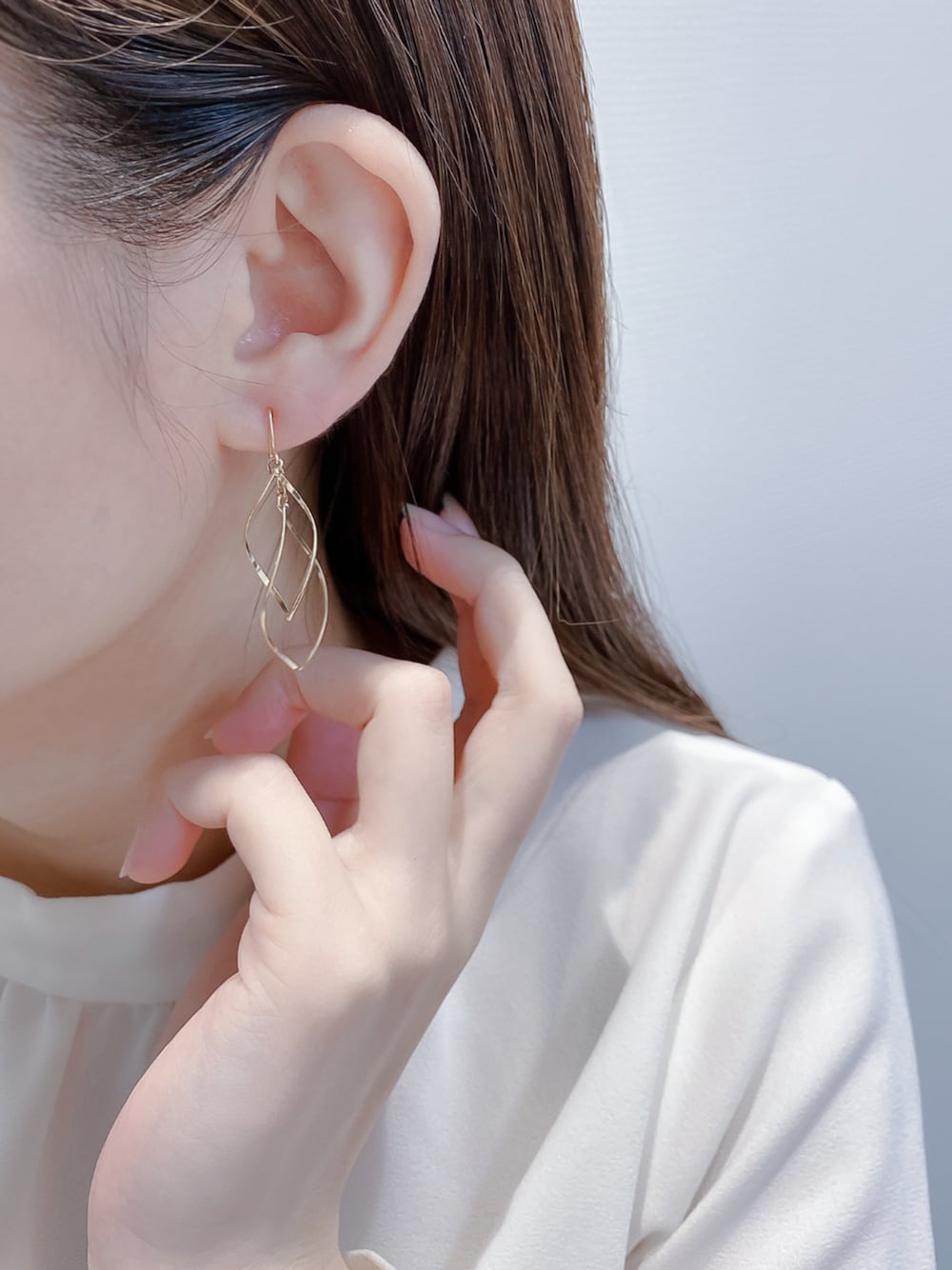 「イヤリング、リーフ、ゴールドアクセ、BLOOM、BLOOMジュエリー、オフィスカジュアル」｜「BLOOMのK14 ゴールドフィルド イヤリング BLOOM/ブルーム（イヤリング、その他）」を使った、本社スタッフ（BLOOM ONLINE STORE）さん（レディース・156cm）の秋コーディネートの1枚目の写真