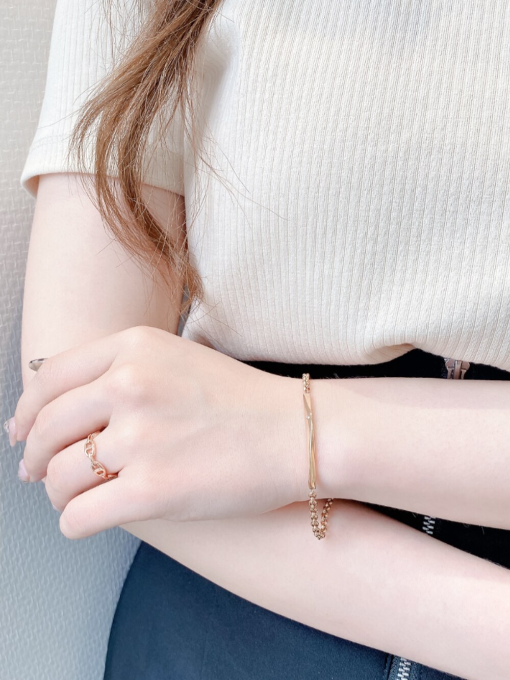 「BLOOM ONLINE STORE、BLOOM、BLOOMジュエリー、リング、ブレスレット、ステンレスアクセサリー、ジュエリーコーディネート、夏コーデ、シンプル」｜「BLOOMのサージカルステンレス 316L  ファインスティール ペアリング BLOOM/ブルーム WEB限定 (金属アレルギー対応)（リング、その他）」を使った、本社スタッフ（BLOOM ONLINE STORE）さん（レディース・155cm）の夏コーディネートの1枚目の写真