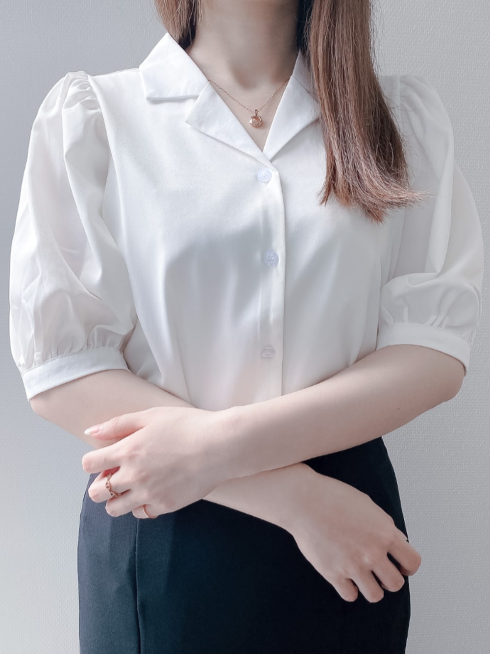 「きれいめカジュアル、BLOOM、ジュエリー、ジュエリーコーディネート、ステンレス、ステンレスアクセサリー、ネックレス、ブラウス×スカート、大人かわいい」｜「BLOOMのサージカルステンレス 316L ファインスティール IPピンク キュービックジルコニア ペアネックレス BLOOM/ブルームWEB限定 (金属アレルギー対応)（ネックレス、その他）」を使った、本社スタッフ（BLOOM ONLINE STORE）さん（レディース・157cm）の夏コーディネートの1枚目の写真