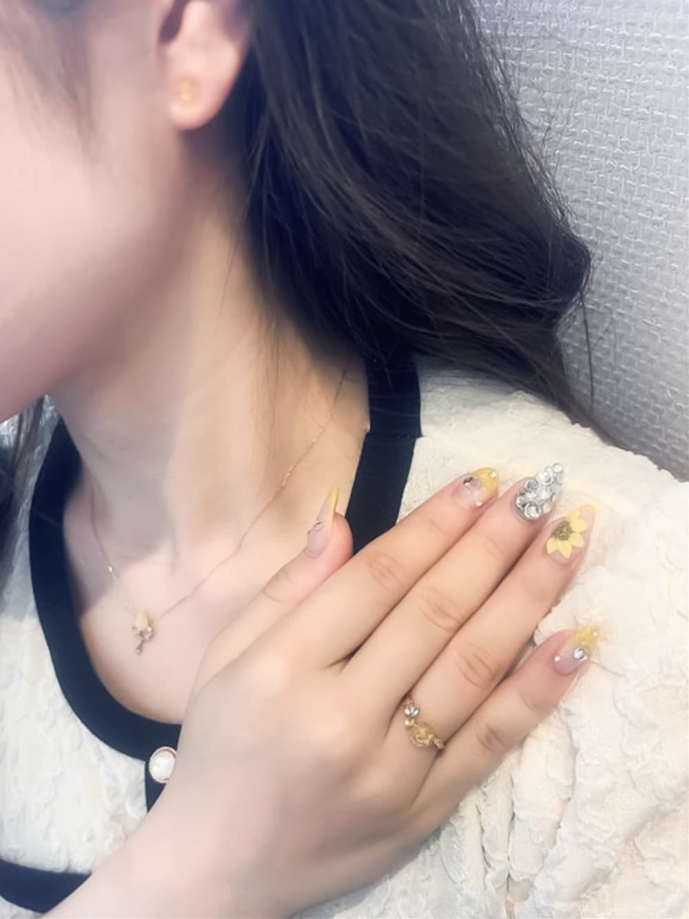 「BLOOM、BLOOM ONLINE STORE、BLOOMジュエリー、ひまわり、ひまわり畑コーデ、ひまわり柄、ひまわり畑、夏コーデ、アクセサリー、デートコーデ、黄色、花火大会、ジュエリーコーディネート、サマースタイル、サマーコーデ」｜「BLOOMの8月誕生花 K10 ピンクゴールド ヒマワリ リング BLOOM/ブルーム（リング、ゴールド系）」を使った、本社スタッフ（BLOOM ONLINE STORE）さん（レディース・155cm）の夏コーディネートの1枚目の写真