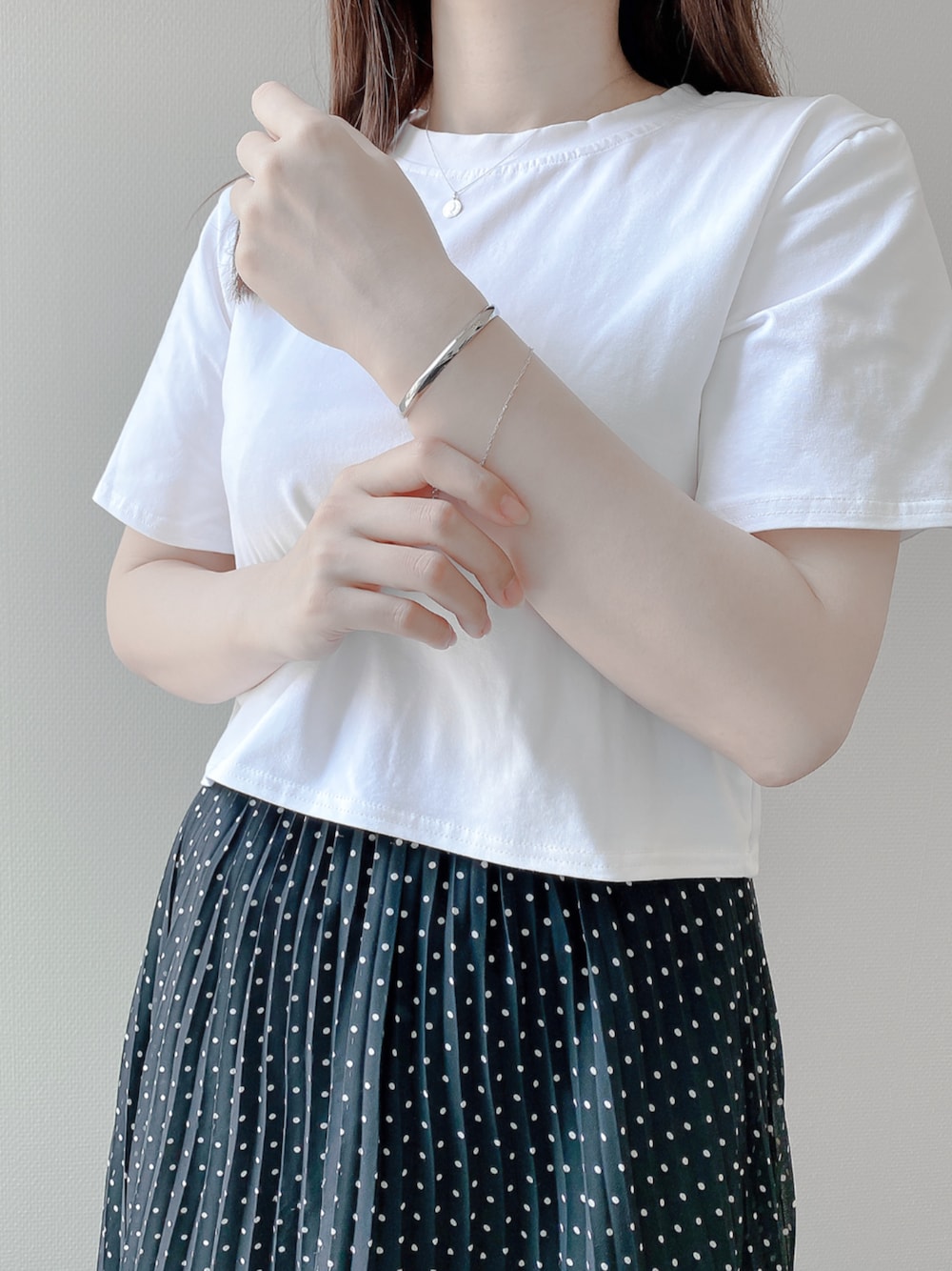 「シンプルコーデ、夏、Tシャツコーデ、ネックレス、バングル、ブレスレット、重ね付け、プリーツスカート、BLOOM、BLOOMジュエリー」｜「BLOOMのステンレス ファインスティール キュービックジルコニア バングル BLOOM/ブルーム (金属アレルギー対応)（バングル/リストバンド、その他）」を使った、本社スタッフ（BLOOM ONLINE STORE）さん（レディース・157cm）の夏コーディネートの1枚目の写真
