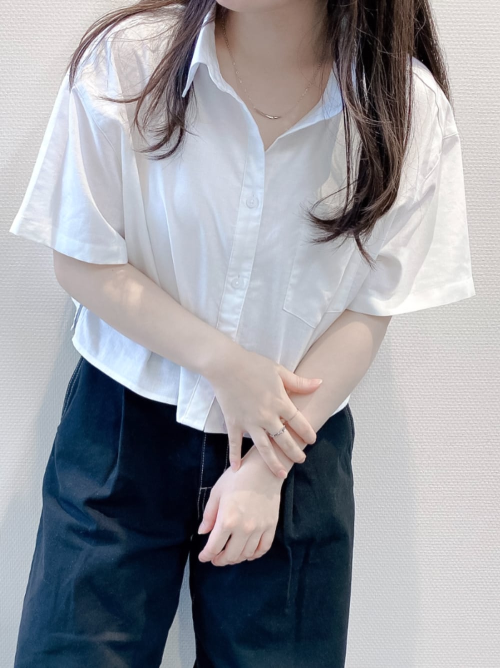 「夏コーデ、シンプルコーデ、モノトーン、シンプル、ネックレス、リング、シルバーアクセサリー、ステンレス、ジュエリー、ジュエリーコーディネート、ジュエリーツツミ、BLOOM、BLOOMジュエリー」｜「BLOOMのサージカルステンレス 316L  ファインスティール ペアリング BLOOM/ブルーム WEB限定 (金属アレルギー対応)（リング、その他）」を使った、本社スタッフ（BLOOM ONLINE STORE）さん（レディース・153cm）の夏コーディネートの1枚目の写真