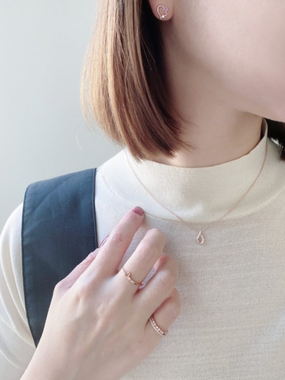 「bloom、BLOOM、K10ピアス、シルバーアクセサリー、シルバー、シルバーリング、シルバーネックレス、大人可愛い、大人女子」｜「BLOOMのアイテム（ネックレス、ピンク系）」を使った、本社スタッフ（BLOOM ONLINE STORE）さん（レディース・156cm）の秋コーディネートの1枚目の写真