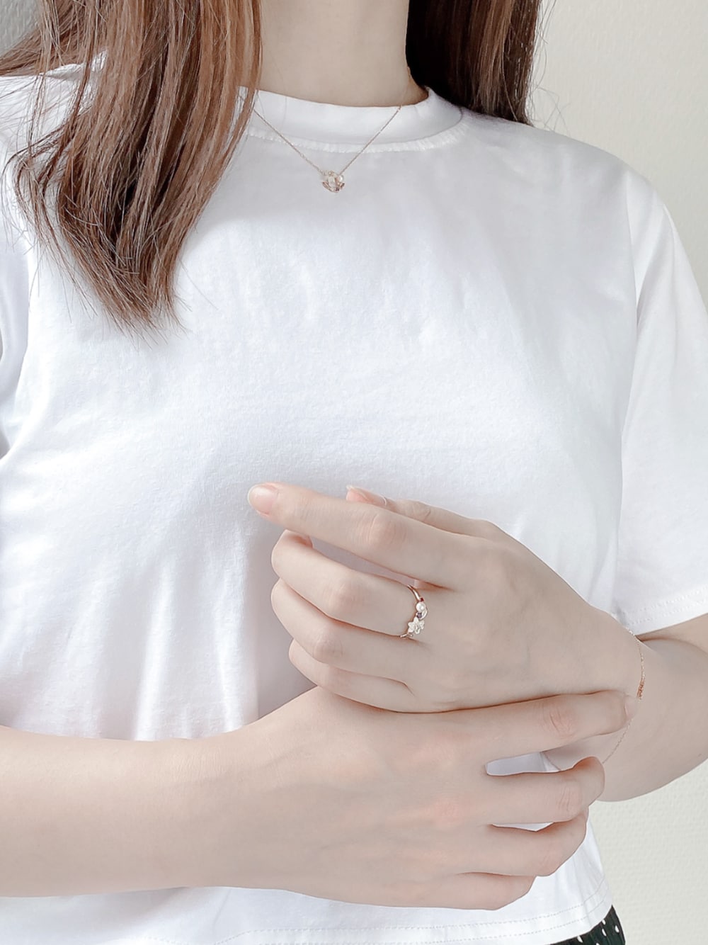 「白Tシャツ、休日スタイル、きれいめカジュアル、夏コーデ、夏服、オトナ女子、カジュアルガーリー、フラワーモチーフ、フラワーネックレス、誕生花、リング、K10、BLOOM、BLOOMジュエリー」｜「BLOOMのアイテム（ネックレス、ゴールド系）」を使った、本社スタッフ（BLOOM ONLINE STORE）さん（レディース・157cm）の夏コーディネートの1枚目の写真