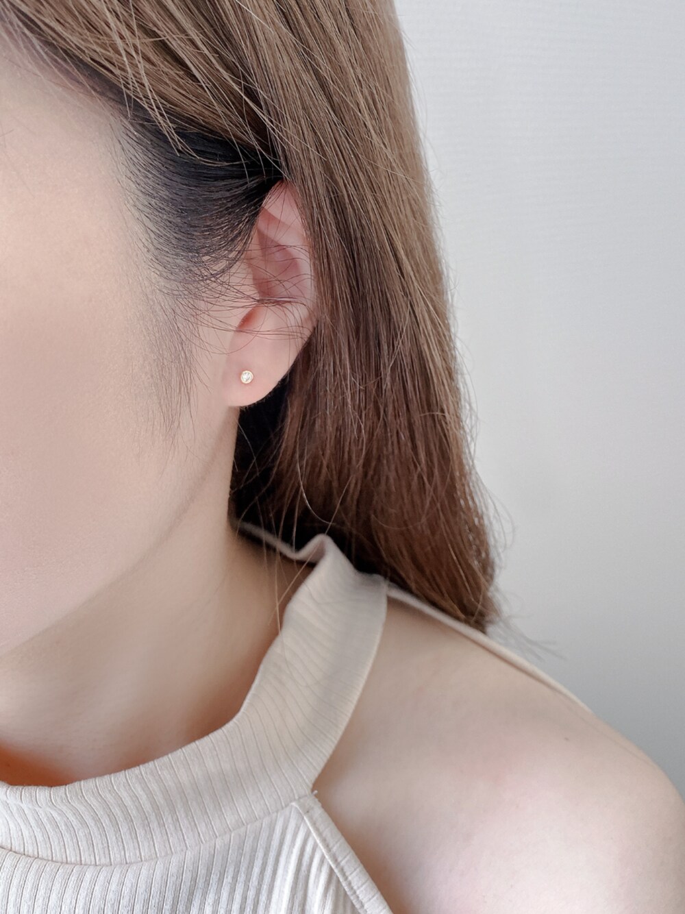 「ピアス、ダイヤモンド、ダイヤピアス、シンプルコーデ、デートコーデ、夏コーデ、冬コーデ、オフィスカジュアル、アクセサリー、BLOOM ONLINE STORE、BLOOM、BLOOMジュエリー、綺麗めコーデ、K10ピアス」｜「ESTELLEのK10 ピンクゴールド ダイヤモンド ピアス ESTELLE/エステール（ピアス（両耳用）、ゴールド系）」を使った、本社スタッフ（BLOOM ONLINE STORE）さん（レディース・155cm）の夏コーディネートの1枚目の写真