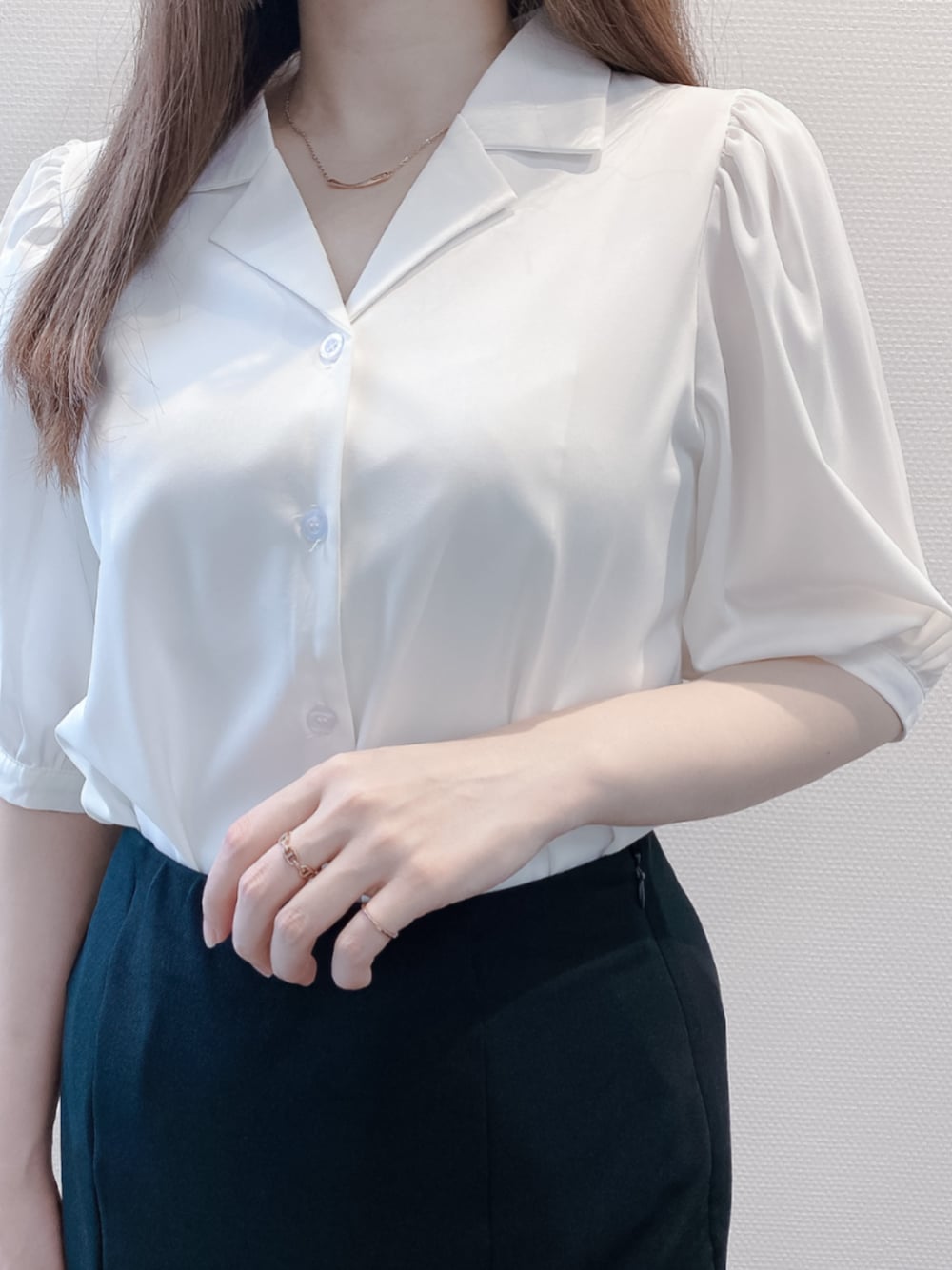 「きれいめカジュアル、シンプル、大人カジュアル、大人かわいい、オフィスカジュアル、スカートスタイル、夏コーデ、白ブラウス、ステンレスアクセサリー、リング、ネックレス、ピンクゴールド、シルバーアクセサリー、BLOOM、BLOOMジュエリー」｜「BLOOMのアイテム（リング、その他）」を使った、本社スタッフ（BLOOM ONLINE STORE）さん（レディース・157cm）の夏コーディネートの1枚目の写真