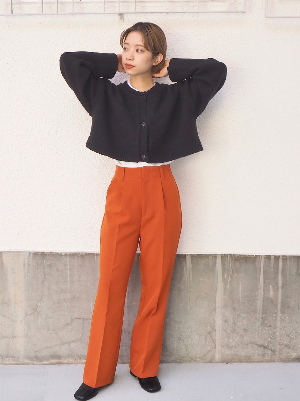 「スラックス、フレアパンツ、オレンジ、ビビッドカラー、ショート丈トップス、カーディガンコーデ、ショートブーツ、スクエアトゥ、オトナカジュアル、メンズライク、低身長コーデ、プチプラ、トレンド、秋コーデ」｜「tiptopの【web限定Sサイズ】【web限定カラーあり】センタープレスセミフレアスラックス（スラックス、ブラウン系）」を使った、tiptop+pocketさん（レディース・150cm）の秋コーディネートの1枚目の写真