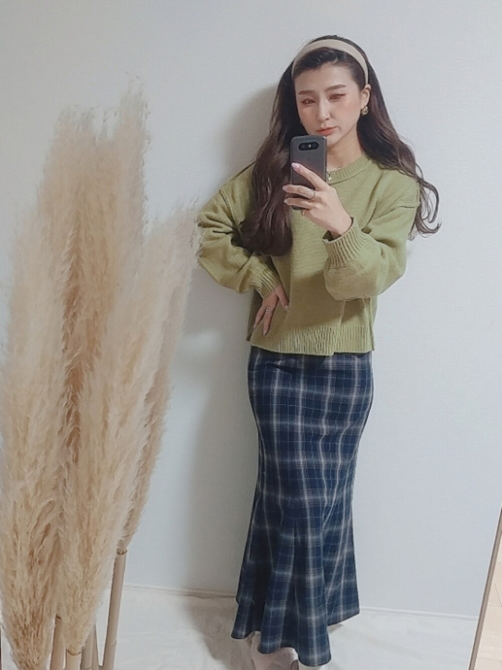 「冬コーデ、大人カジュアル、ロングスカート、カチューシャ、きれいめカジュアル、大人女子、ootd、マーメイドスカート、低身長、カジュアルコーデ、ゆるコーデ、outfit、instagram、お洒落さんとつながりたい」｜「Honeysのアウトシームトップス（ニット/セーター、グリーン系）」を使った、MANAMI☪さん（レディース・156cm）の秋コーディネートの1枚目の写真