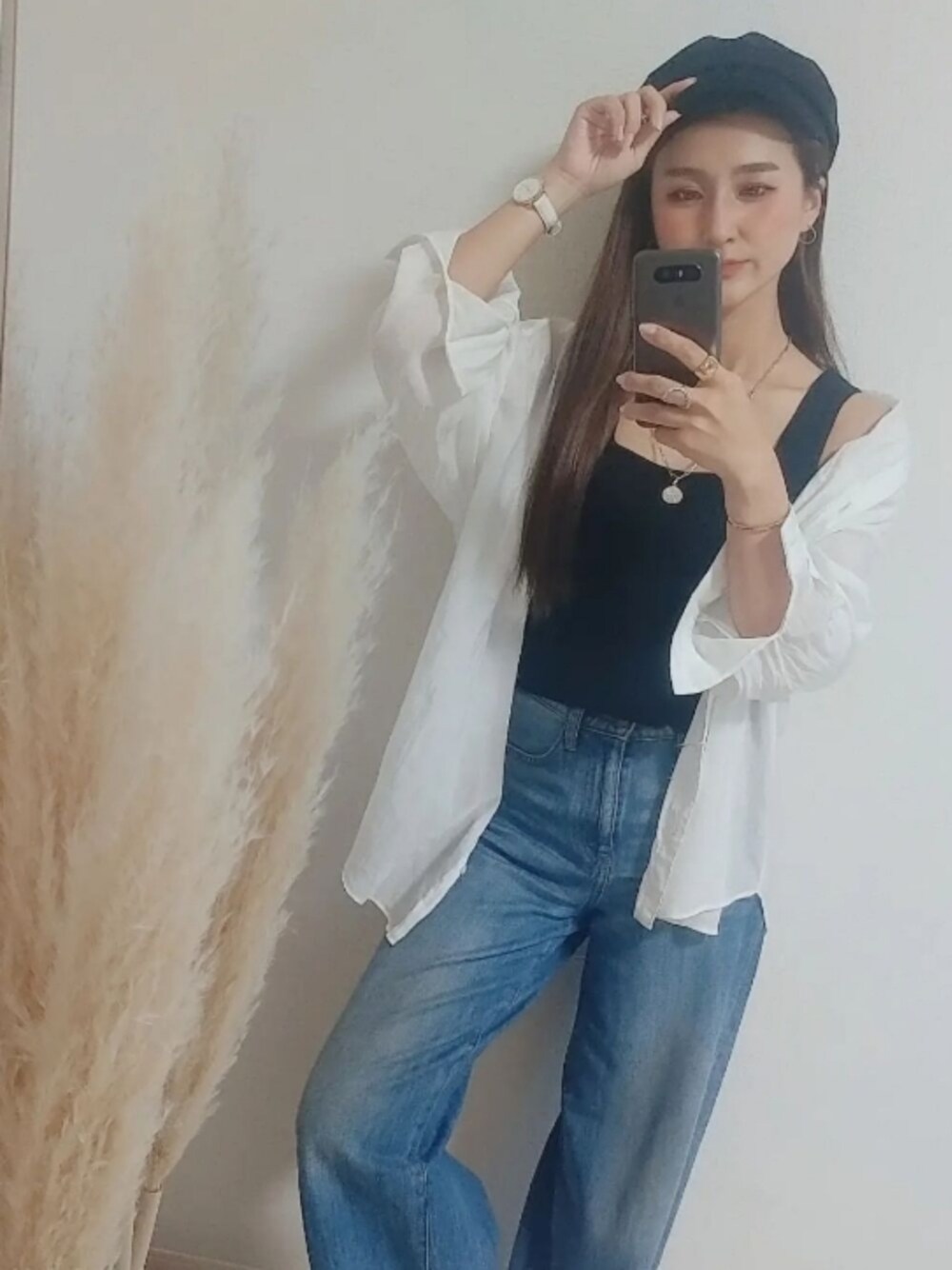 「シアーシャツ、キャスケット、秋先取りコーデ、夏コーデ、低身長、ブラック、デニムコーデ、ワントーンコーデ、いいね、save、フォローお願いします🤑、instagram、インスタフォローしてね！、ママコーデ、ママファッション」｜「Honeysのバンドカラーシアーシャツ（シャツ/ブラウス、ホワイト系）」を使った、MANAMI☪さん（レディース・156cm）の秋コーディネートの1枚目の写真