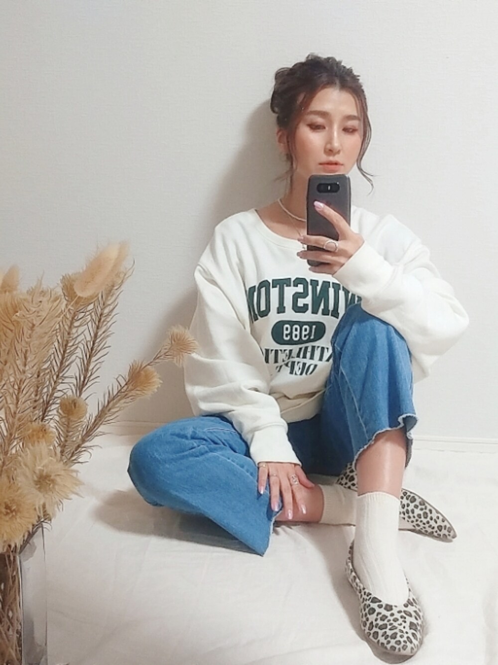 「カジュアル、トレーナー、冬コーデ、プチプラ、ラフ、お団子ヘアー、ootd、カジュアルコーデ、ゆるコーデ、instagram、フォローミー、お洒落さんとつながりたい、いいね、save、フォローお願いします🤑、インスタフォローしてね！」｜「RETRO GIRLのカレッジロゴBIGトレーナー（スウェット、ホワイト系）」を使った、MANAMI☪さん（レディース・156cm）の秋コーディネートの1枚目の写真