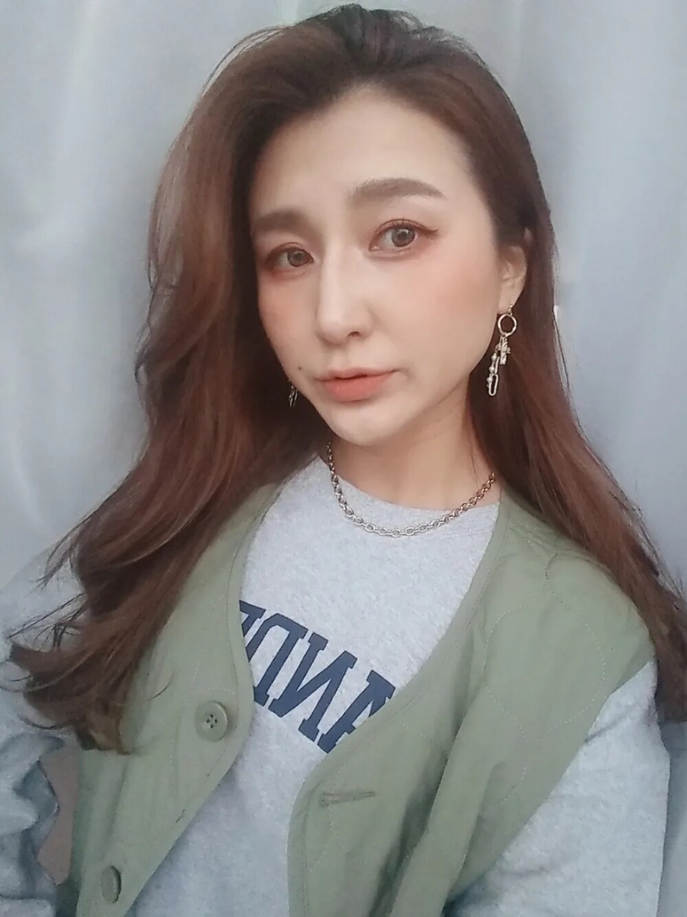 「春、キルティングベスト、キルティング、オトナ女子、大人カジュアル、今日のコーデ、ootd、いいね、save、フォローお願いします🤑、タイトスカート、ローリーズファーム(LOWRYS FARM)、レプシィム(LEPSIM)」｜「LEPSIMの【選べる丈シリーズ】12ゲージ洗えるケアニットスカート　948652（スカート、ブラック系）」を使った、MANAMI☪さん（レディース・157cm）の冬コーディネートの2枚目の写真