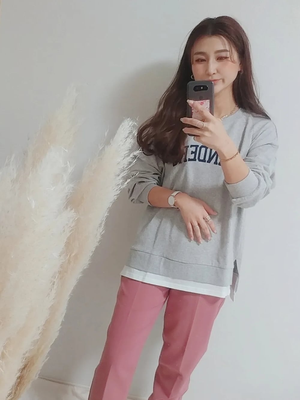 「ロゴT、カジュアル、春カラー、着回しコーデ、トレンド、お洒落さんとつながりたい、カラーパンツ、ootd、ママコーデ、ママファッション、いいね、save、フォローお願いします🤑、インスタフォローしてね！」｜「Honeysの裾レイヤード風トップス（スウェット、グレー系）」を使った、MANAMI☪さん（レディース・157cm）の冬コーディネートの1枚目の写真