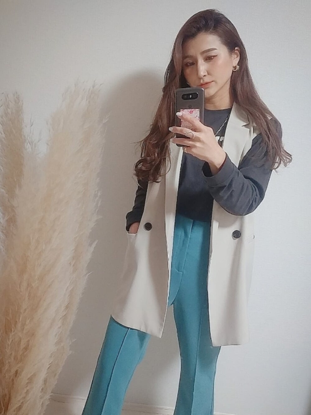 「ベスト、冬、大人コーデ、おしゃれさんと繋がりたい、カラーパンツ、カラーコーデ、低身長女子、低身長コーデ、ootd、outfit、いいね、save、フォローお願いします🤑」｜「earth music&ecologyの起毛ツイルセミフレアパンツ＊（その他パンツ、ブルー系）」を使った、MANAMI☪さん（レディース・156cm）の冬コーディネートの1枚目の写真