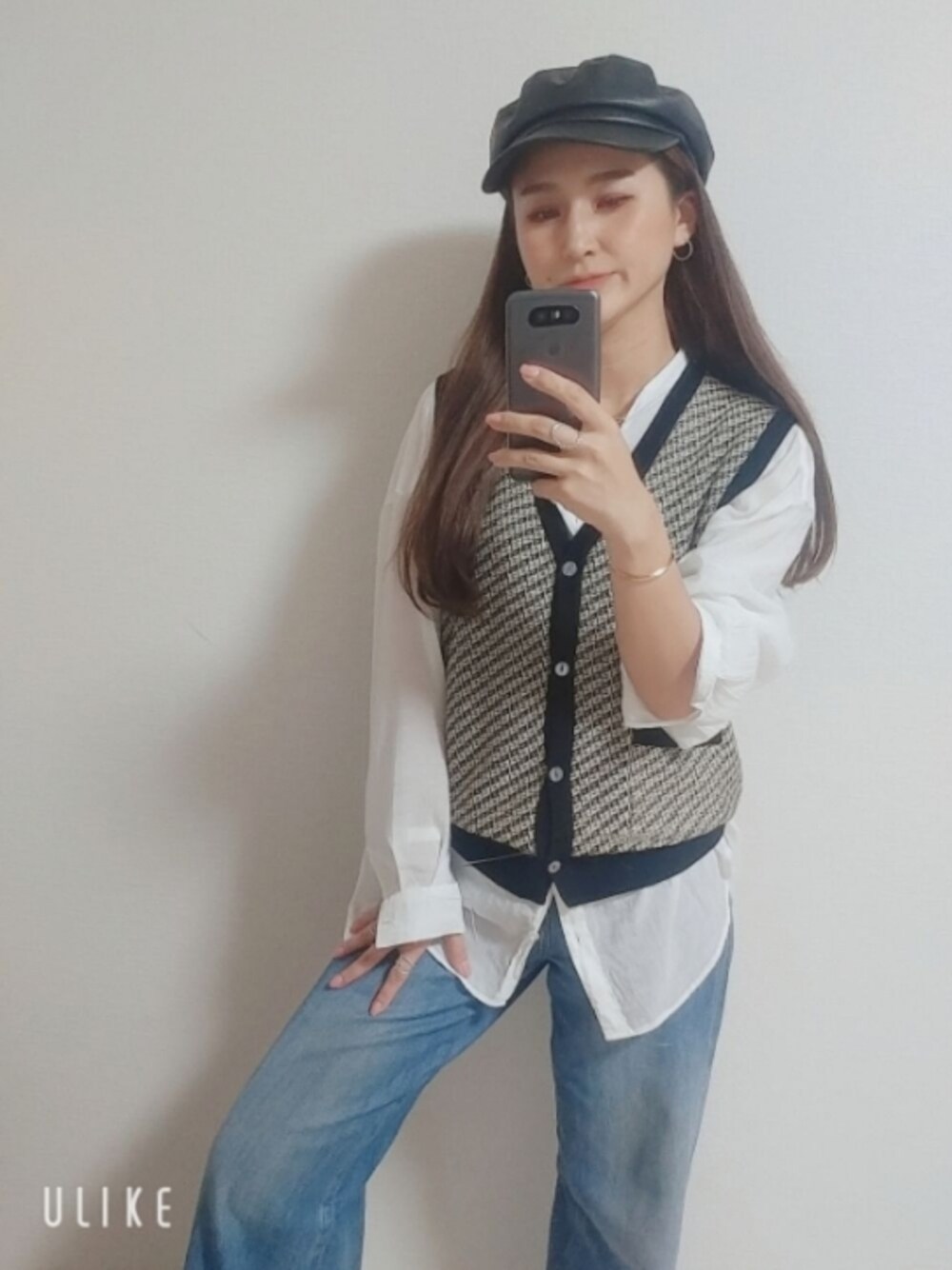 「ベスト、ニットベスト、キャスケット、レザー、ノーカラーシャツ、レトロ、パンツスタイル、大人カジュアル、秋服準備はじめました、オトナ女子、秋カラー、大人かわいい、デニムコーデ、いいね、save、フォローお願いします🤑、instagram」｜「LOWRYS FARMのレトロガラボタンアキベスト　218086（ベスト、ブラック系）」を使った、MANAMI☪さん（レディース・156cm）の秋コーディネートの1枚目の写真