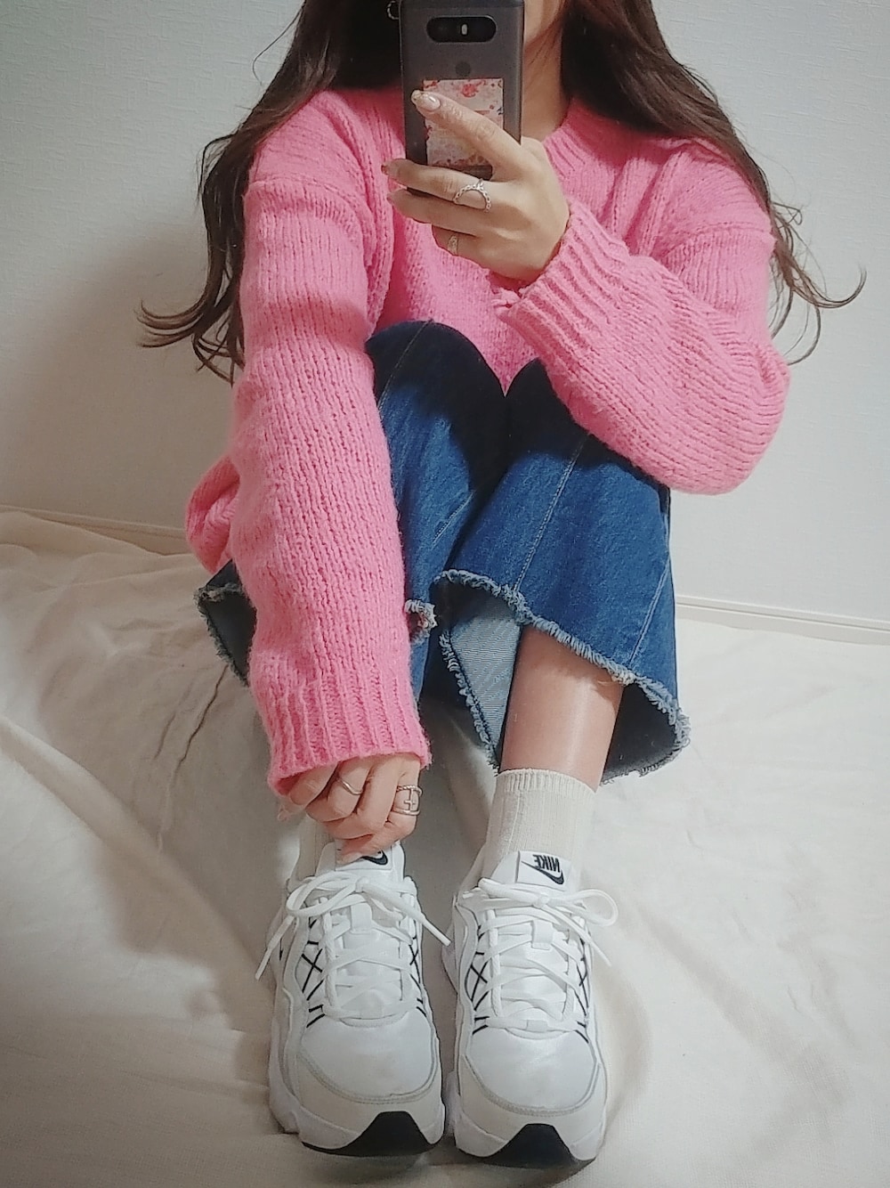 「ピンクニット、ピンク、ナイキスニーカー、ootd、大人かわいい、今日のコーデ、いいね、save、フォローお願いします🤑、 outfit、フォローミー、お出かけコーデ、デニムコーデ、スニーカー」｜「NIKEの【NIKE】ナイキ RYZ 365 2 ウィメンズシューズ（スニーカー、ホワイト系）」を使った、MANAMI☪さん（レディース・157cm）の冬コーディネートの2枚目の写真