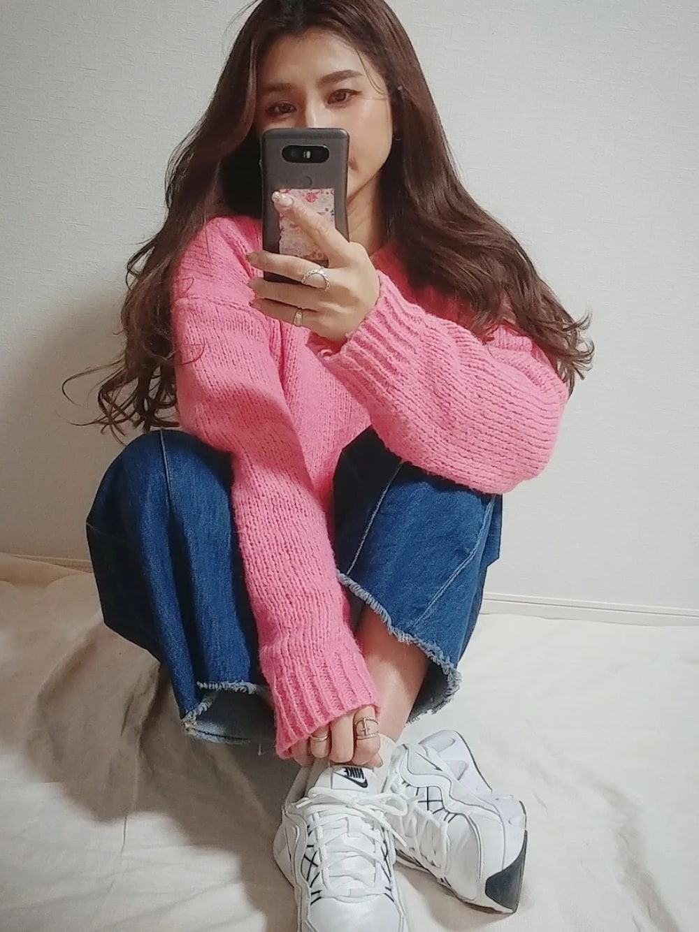 「ピンクニット、ピンク、ナイキスニーカー、ootd、大人かわいい、今日のコーデ、いいね、save、フォローお願いします🤑、 outfit、フォローミー、お出かけコーデ、デニムコーデ、スニーカー」｜「NIKEの【NIKE】ナイキ RYZ 365 2 ウィメンズシューズ（スニーカー、ホワイト系）」を使った、MANAMI☪さん（レディース・157cm）の冬コーディネートの1枚目の写真