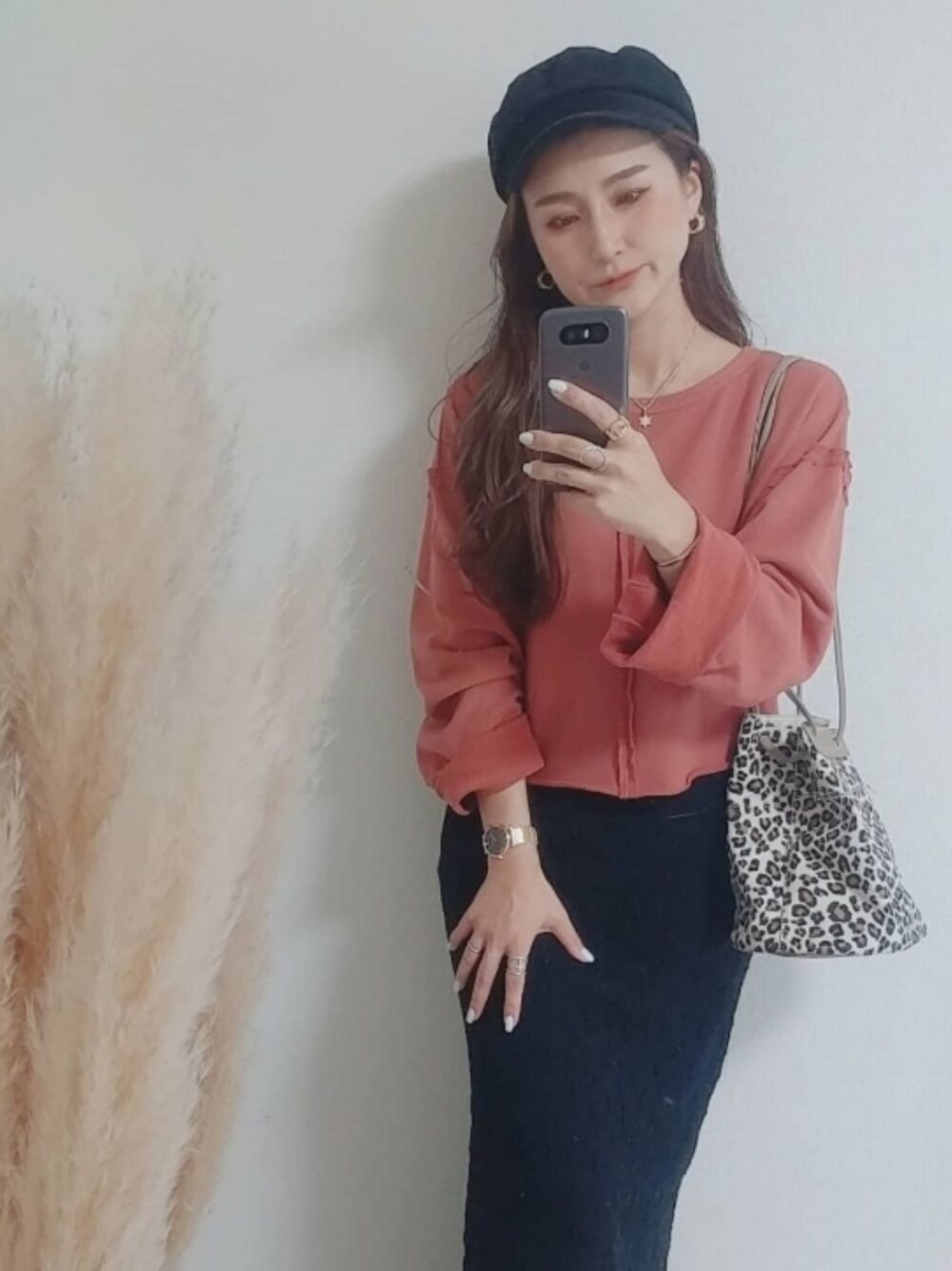 「だから秋服が好き、秋コーデ、秋冬コーデ、プチプラ、スカート、キャスケット、オレンジコーデ、オーバーサイズ、大人カジュアル、ootd、outfit、coordinate、いいね、save、フォローお願いします🤑、シンプル、instagram」｜「RETRO GIRLのカラーショートトレーナー（スウェット、オレンジ系）」を使った、MANAMI☪さん（レディース・156cm）の秋コーディネートの1枚目の写真