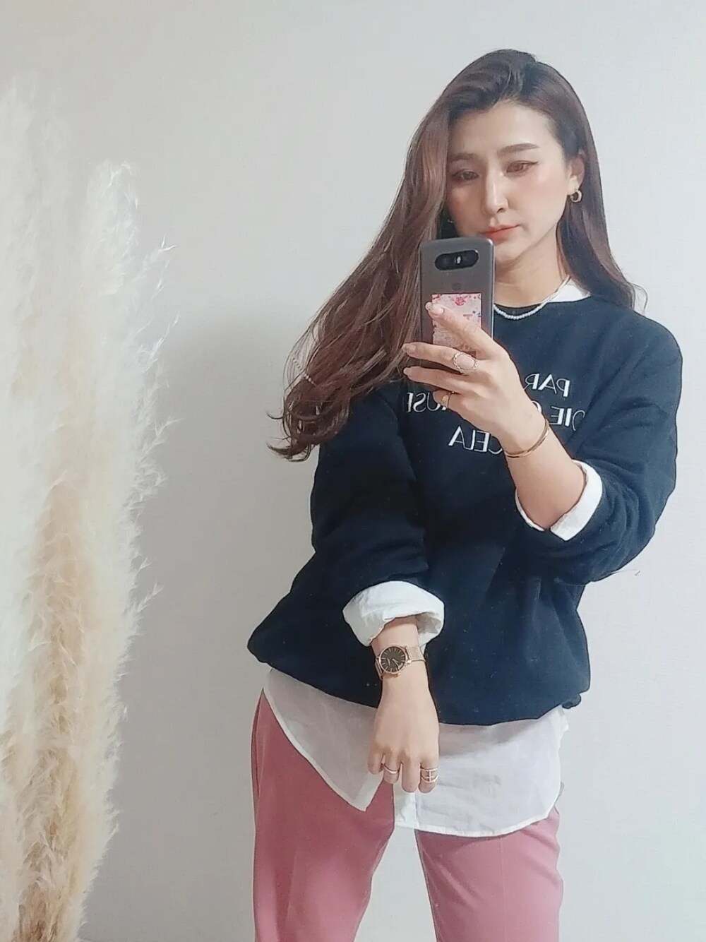 「トレーナー、スウェット、オトナ女子、大人かわいい、大人コーデ、お出かけコーデ、差し色、いいね、save、フォローお願いします🤑、ピンクパンツ、カラーパンツ、レイヤードスタイル、オトナカジュアル、おしゃれさんと繋がりたい、フォローミー」｜「LEPSIMのアソート裏毛ロゴプルオーバー　261192（スウェット、ブラック系）」を使った、MANAMI☪さん（レディース・157cm）の冬コーディネートの1枚目の写真