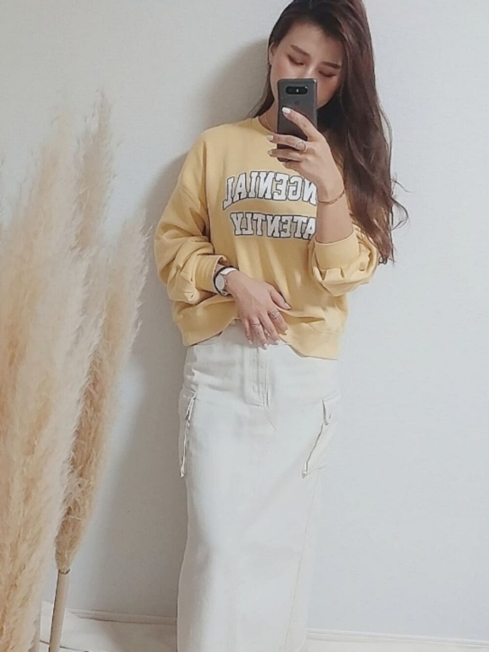 「トレーナー、ゆったりコーデ、ootd、カジュアルコーデ、ホワイト、ロングスカート、イエロー、だから秋服が好き、いいね、save、フォローお願いします🤑、instagram、低身長、プチプラコーデ、ロゴスウェット、秋服」｜「Honeysのカレッジロゴトレーナー（スウェット、イエロー系）」を使った、MANAMI☪さん（レディース・156cm）の秋コーディネートの1枚目の写真