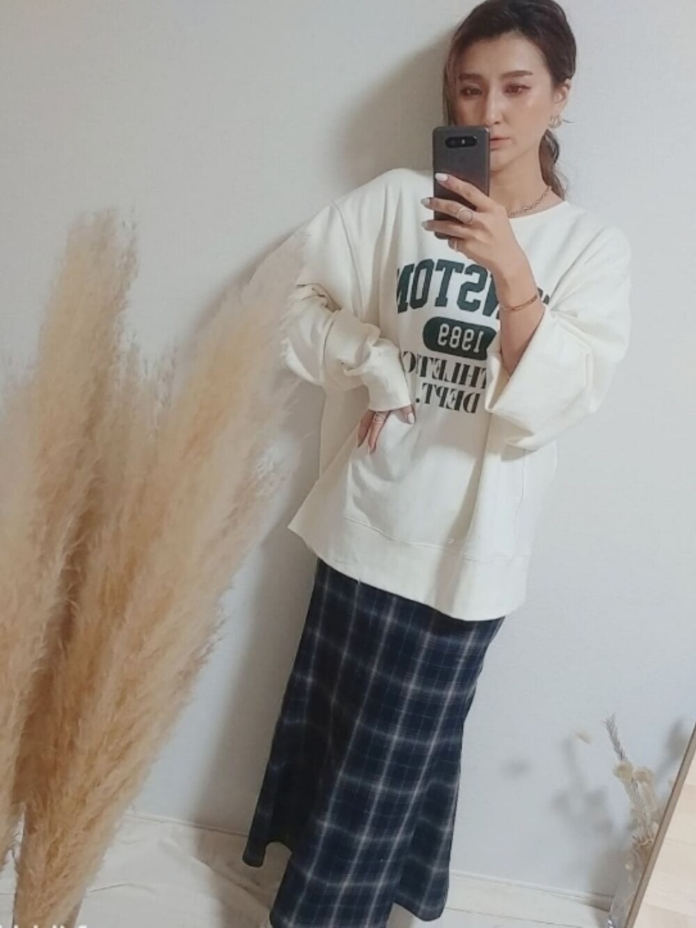 「だから秋服が好き、大人コーデ、ゆったりコーデ、ootd、おでかけ、カジュアルコーデ、いいね、save、フォローお願いします🤑、ロングスカート、秋のコーデ、チェックスカート、秋服、ママコーデ、ママファッション、インスタグラム、instagram」｜「RETRO GIRLのカレッジロゴBIGトレーナー（スウェット、ホワイト系）」を使った、MANAMI☪さん（レディース・156cm）の秋コーディネートの1枚目の写真