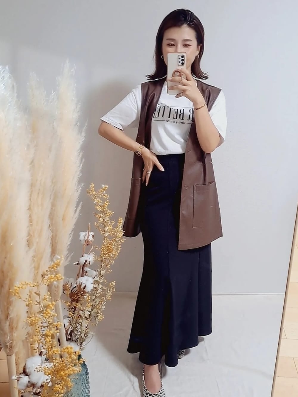 「大人カジュアル、カジュアルコーデ、ootd、秋のコーデ、秋、レザーベスト、マーメイドスカート、いいね、save、フォローお願いします🤑、インスタフォローしてね！、アパレル店員、秋冬コーデ、ママコーデ、ママファッション」｜「HoneysのロゴプリントゆるＴシャツ（Tシャツ/カットソー、ホワイト系）」を使った、MANAMI☪さん（レディース・157cm）の秋コーディネートの1枚目の写真