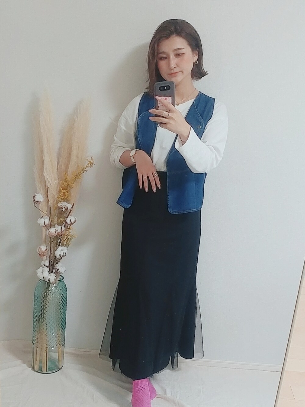 「春夏コーデ、おしゃれさんと繋がりたい、カジュアル、デニム、デニムベスト、ママコーデ、チュールスカート、いいね、save、フォローお願いします🤑、インスタフォローしてね！、ootd、outfit」｜「Instagram✞のアイテム（トップス、ホワイト系）」を使った、MANAMI☪さん（レディース・157cm）の春コーディネートの1枚目の写真