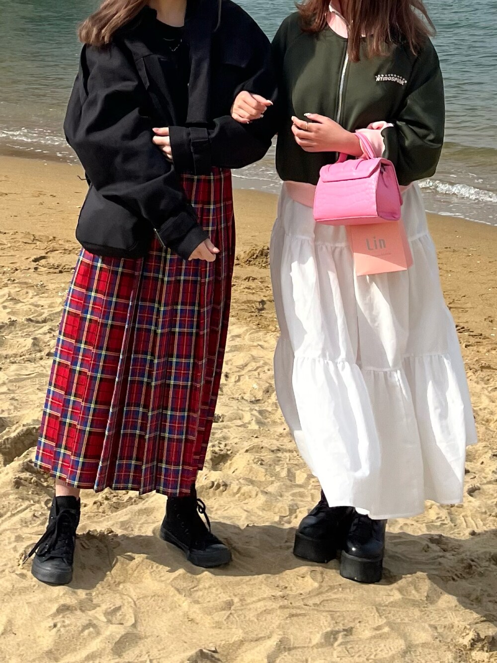 「旅行コーデ、旅行スタイル、浜辺、海、旅行、友達、福岡、福岡旅行、ももち浜、アニエスベー、スカート、ロングスカート、ロングスカートコーデ、ロングスカート×スニーカー」｜「To b. by agnes b.のアイテム（スカート、レッド系）」を使った、moeka5さん（レディース・153cm）の春コーディネートの1枚目の写真