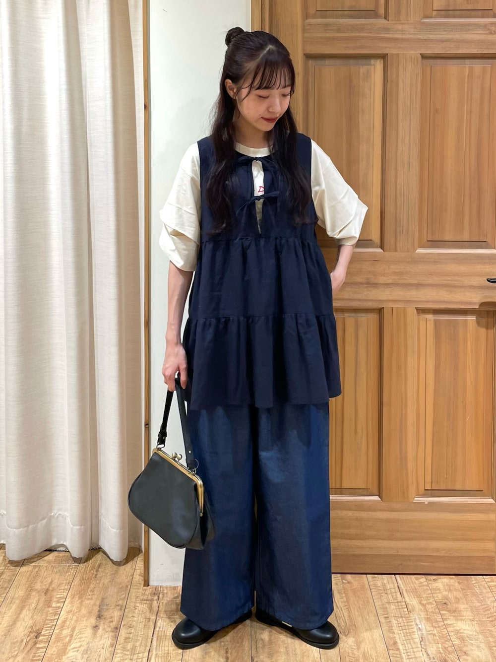 「Samansa Mos2、秋コーデ、初秋コーデ、秋服準備はじめました、秋先取りコーデ、お出かけコーデ、デートコーデ、セットアップ、リボン、デニム、デニムパンツ、プチプラ、レイヤードスタイル、モノトーン、ティアード」｜「Samansa Mos2の【2WAY】ガマグチショルダーハンドバッグ（ハンドバッグ、ブラック系）」を使った、kanaさん（レディース・163cm）の夏コーディネートの1枚目の写真