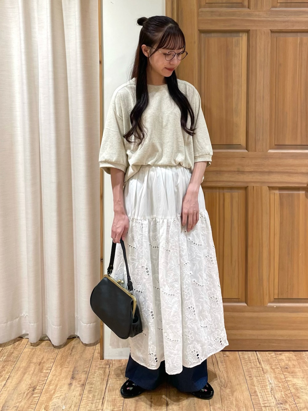 「Samansa Mos2、秋コーデ、プチプラ、レイヤードスタイル、モノトーン、ミニバッグ、メガネ女子、Tシャツ、淡色コーデ、休日スタイル、ロングスカート、ゆるコーデ、デニムパンツ、デニム、レーススカート」｜「Samansa Mos2の【2WAY】ガマグチショルダーハンドバッグ（ハンドバッグ、ブラック系）」を使った、kanaさん（レディース・163cm）の秋コーディネートの1枚目の写真