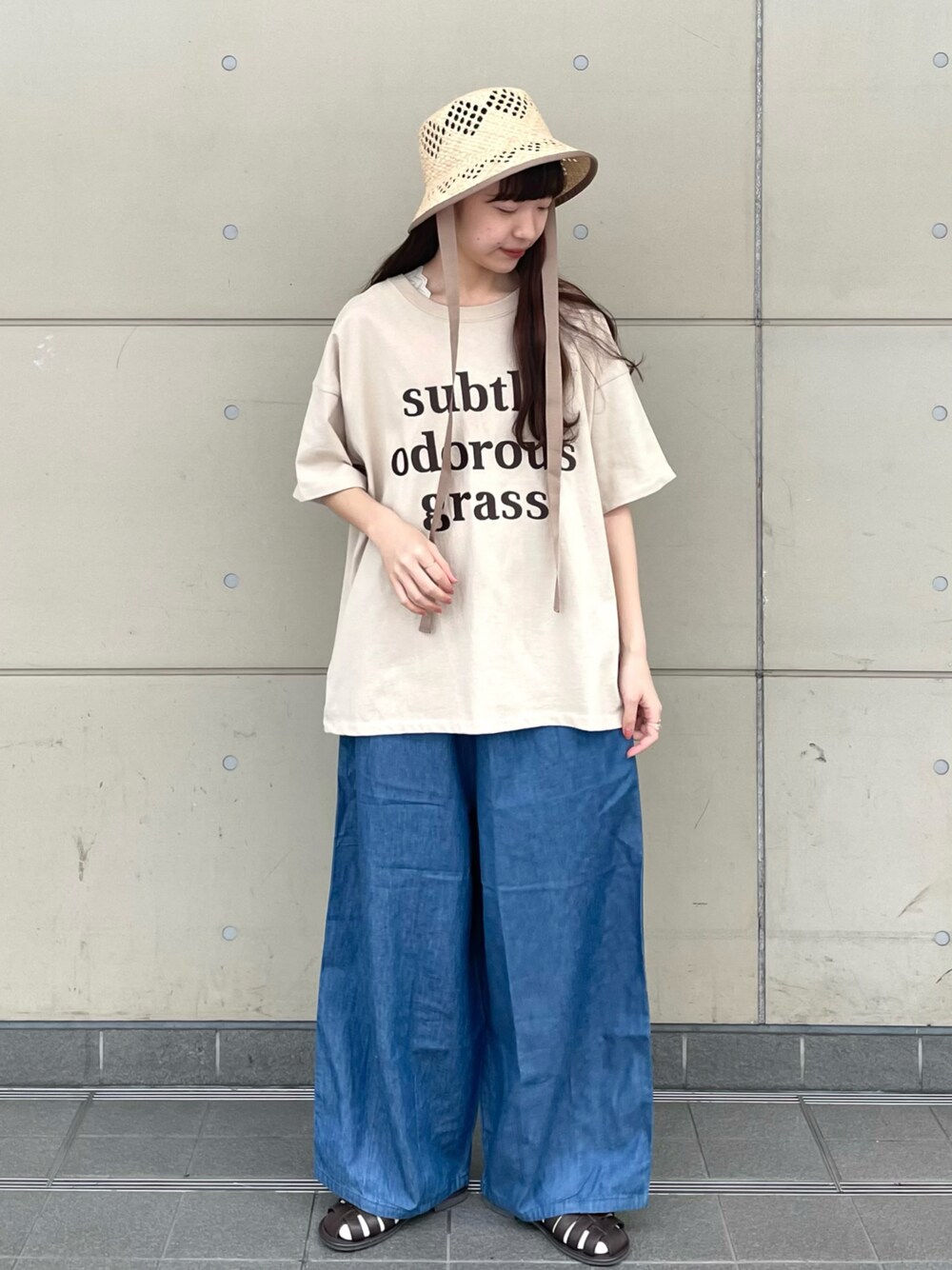 ベージュ系のTシャツ/カットソー、ベージュ系のタンクトップ、ブルー系のパンツを着用したレディースの春コーディネートの1枚目の写真