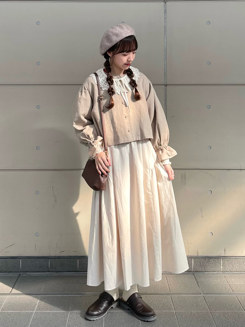 「Samansa Mos2、秋コーデ、秋服まるっと大公開、お出かけコーデ、休日スタイル、プチプラ、レイヤードスタイル、ジャケットスタイル、つけ襟、ショルダーバッグ、淡色コーデ、ロングスカート、ローファー、ベージュ、重ね着ベストシーズン」｜「Samansa Mos2の杢カラーベレー帽（ハット、ブラウン系）」を使った、kanaさん（レディース・163cm）の秋コーディネートの1枚目の写真