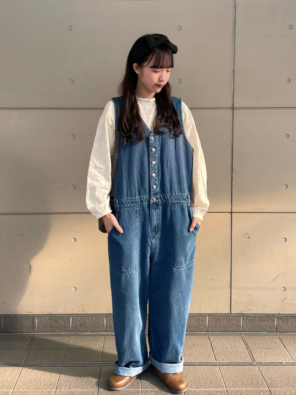 「Samansa Mos2、休日スタイル、プチプラ、ほめられ本命コーデ、デニム、デニムコーデ、デニムサロペット、サロペット、ショルダーバッグ、春色、レイヤードスタイル、シンプルコーデ、春コーデ、オーバーオール、デニムパンツ」｜「Samansa Mos2のオブリークトゥレースアップシューズ（ドレスシューズ、ベージュ系）」を使った、kanaさん（レディース・163cm）の冬コーディネートの1枚目の写真