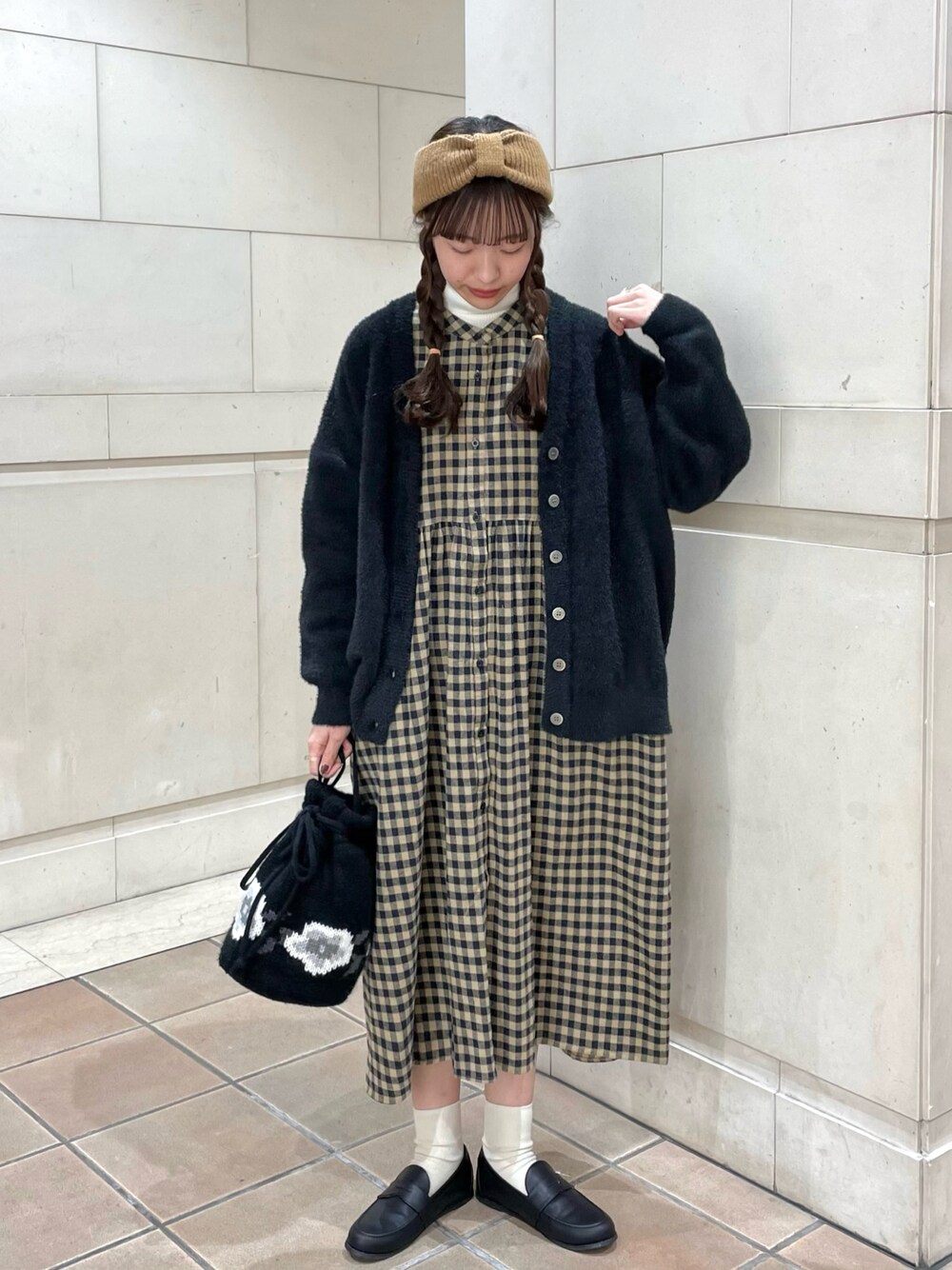 ブラック系のローファー、ブラック系のハンドバッグ、イエロー系のワンピースを着用したレディースの冬コーディネートの1枚目の写真