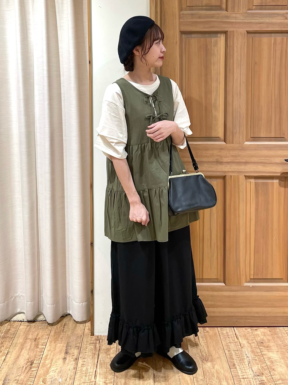 「Samansa Mos2、お出かけコーデ、デートコーデ、秋服準備はじめました、秋コーデ、初秋コーデ、ベレー帽、Tシャツ、ベスト、ティアード、プチプラ、レイヤードスタイル、ロゴT、カーキ、ミニバッグ」｜「Samansa Mos2の【2WAY】ガマグチショルダーハンドバッグ（ハンドバッグ、ブラック系）」を使った、kanaさん（レディース・163cm）の夏コーディネートの1枚目の写真