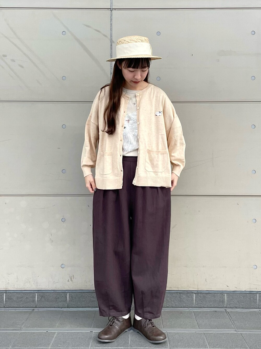 「Samansa Mos2、春服みてみて、春服デビュー宣言、春コーデ、淡色コーデ、カンカン帽、カーディガン、プチプラ、レイヤードスタイル、休日スタイル、タックパンツ、パステル映える春、ワントーンコーデ、ベージュ、ブラウン」｜「Samansa Mos2の裾タックパンツ（その他パンツ、ブラウン系）」を使った、kanaさん（レディース・163cm）の春コーディネートの1枚目の写真