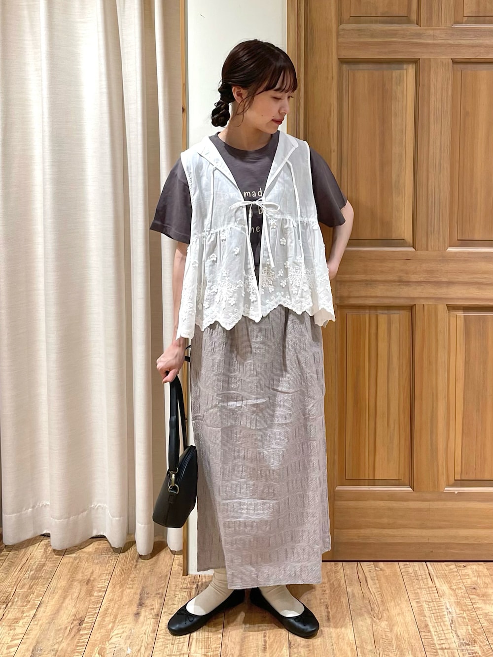 「Samansa Mos2、休日スタイル、きれいめカジュアル、夏コーデ、レイヤードスタイル、プチプラ、ショルダーバッグ、モノトーン、バレエシューズ、ベスト、Tシャツ、ロゴT、淡色コーデ、レース、リボン」｜「Samansa Mos2のラウンドショルダーバッグ（ハンドバッグ、ブラック系）」を使った、kanaさん（レディース・163cm）の夏コーディネートの1枚目の写真
