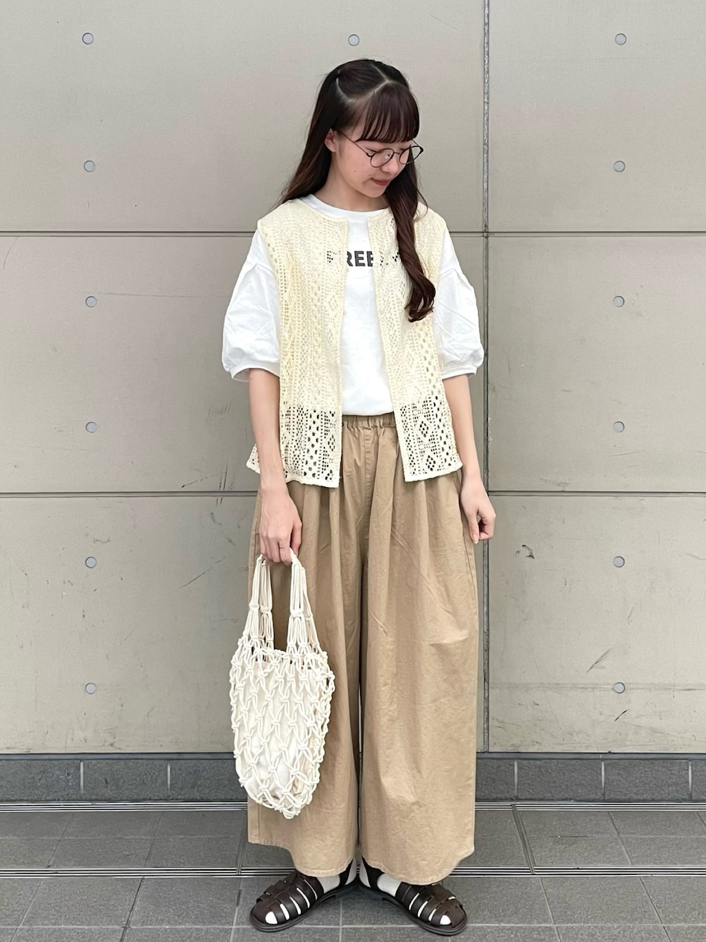 「Samansa Mos2、プチプラ、休日スタイル、淡色コーデ、レイヤードスタイル、グルカサンダル、ベスト、ロゴT、Tシャツ、お出かけコーデ、シンプルコーデ、メガネ女子、ベージュ、トートバッグ、みんなの白Tフェス」｜「Samansa Mos2のオブリークトゥグルカサンダル（サンダル、ブラウン系）」を使った、kanaさん（レディース・163cm）の夏コーディネートの1枚目の写真