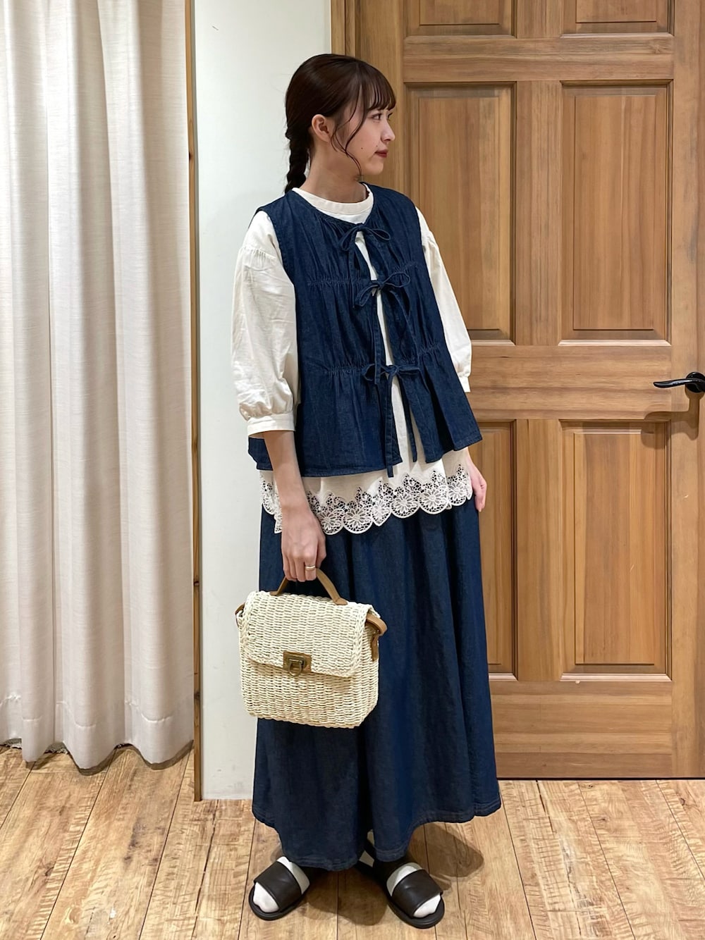 「Samansa Mos2、レイヤードスタイル、夏コーデ、お出かけコーデ、デートコーデ、セットアップ、デニム、かごバッグ、プチプラ、ワンピース、サンダル、きれいめカジュアル、レース、ベスト、リボン」｜「Samansa Mos2のペーパーカゴショルダーバッグ（ハンドバッグ、ホワイト系）」を使った、kanaさん（レディース・163cm）の夏コーディネートの1枚目の写真