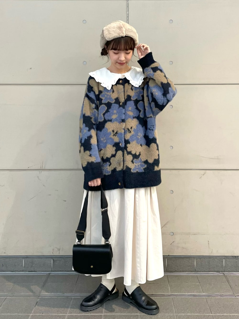 「Samansa Mos2、ファッションを楽しもう、WEARyouthコーデ、休日スタイル、プチプラ、レイヤードスタイル、ビッグシルエット、ニット、カーディガン、お出かけコーデ、冬コーデ、ローファー、ショルダーバッグ、ベレー帽、シャギーニット」｜「Samansa Mos2のボアパッチワークベレー（ハット、ベージュ系）」を使った、kanaさん（レディース・163cm）の秋コーディネートの1枚目の写真