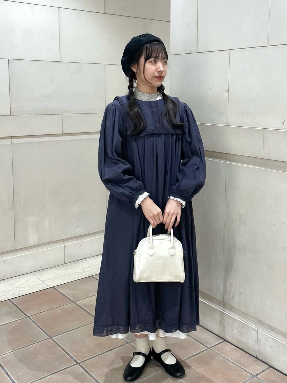 「Samansa Mos2、TSUHARU by Samansa Mos2、ほめられ本命コーデ、休日スタイル、ミニバッグ、ボストンバッグ、ベレー帽、ストラップシューズ、レースワンピース、ワンピース、春色、プチプラ、レイヤードスタイル、シンプルコーデ、きれいめカジュアル」｜「Samansa Mos2の2WAYボストンショルダーバッグ（ハンドバッグ、ホワイト系）」を使った、kanaさん（レディース・163cm）の冬コーディネートの1枚目の写真