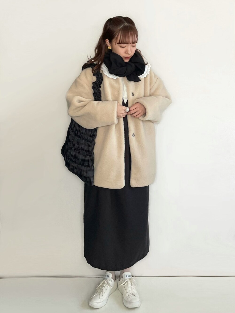 「クリスマスに着たい服、マフラーぐるぐる、冬コーデ、モノトーン、Samansa Mos2、フレンチガーリー、プチプラ、スニーカー、ボアジャケット、ボアブルゾン、マイベストコーデ2021、休日スタイル、あったかコーデ、ビッグシルエット、私の推しブランド」｜「Samansa Mos2のミドル丈ボアコート（ノーカラーコート、ホワイト系）」を使った、kanaさん（レディース・163cm）の冬コーディネートの1枚目の写真
