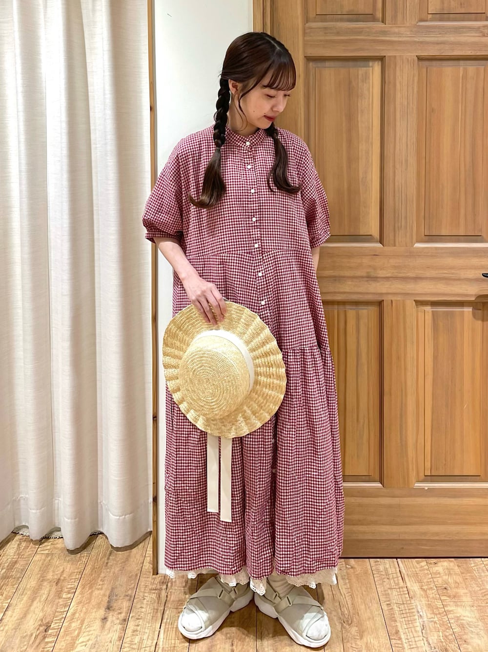 「Samansa Mos2、レイヤードスタイル、夏コーデ、フェスコーデ、デートコーデ、お出かけコーデ、プチプラ、サンダル、厚底シューズ、スポーツミックス、ギンガムチェック、チェック、ワンピース、カンカン帽、赤」｜「Samansa Mos2の【S/XLサイズ WEB限定】メッシュベルトスポーツサンダル（サンダル、ベージュ系）」を使った、kanaさん（レディース・163cm）の夏コーディネートの1枚目の写真