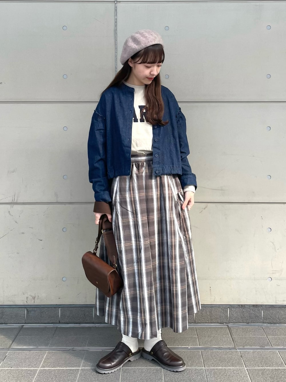 「Samansa Mos2、秋服まるっと大公開、秋コーデ、お出かけコーデ、ベレー帽、休日スタイル、レイヤードスタイル、プチプラ、チェック、ロングスカート、ローファー、デニム、デニムジャケット、ジャケットスタイル、重ね着ベストシーズン」｜「Samansa Mos2のワイドベルトショルダーバッグ（ハンドバッグ、ブラウン系）」を使った、kanaさん（レディース・163cm）の秋コーディネートの1枚目の写真