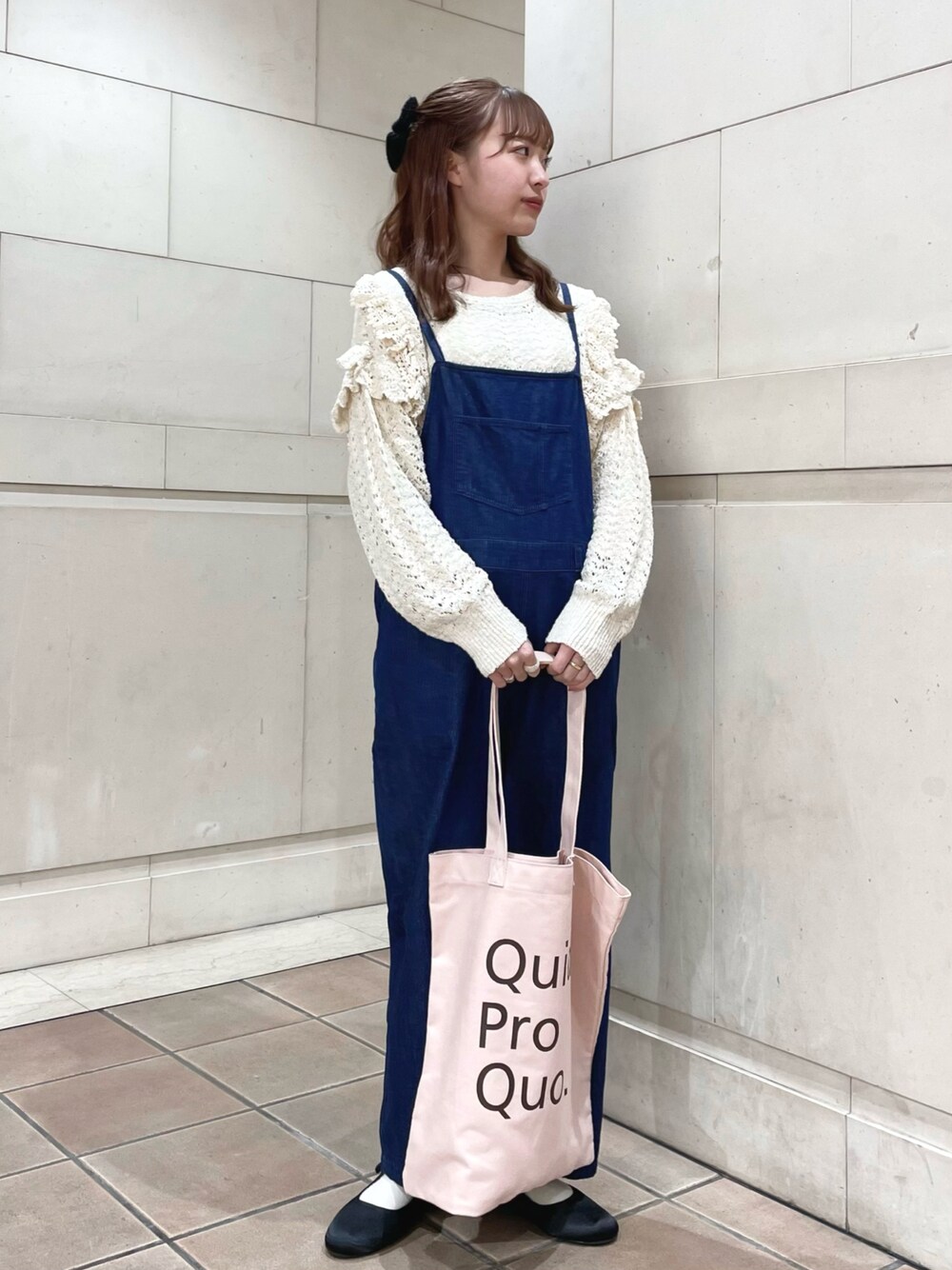 「Samansa Mos2、はじめましてコーデ、サロペット、デニム、デニムサロペット、トートバッグ、ピンク、フレンチガーリー、プチプラ、デニムコーデ、バレエシューズ、ロゴトート、淡色コーデ、春ニット、カラー×コーデ」｜「Samansa Mos2のロゴキャンバストートバッグ（トートバッグ、ピンク系）」を使った、kanaさん（レディース・163cm）の春コーディネートの1枚目の写真
