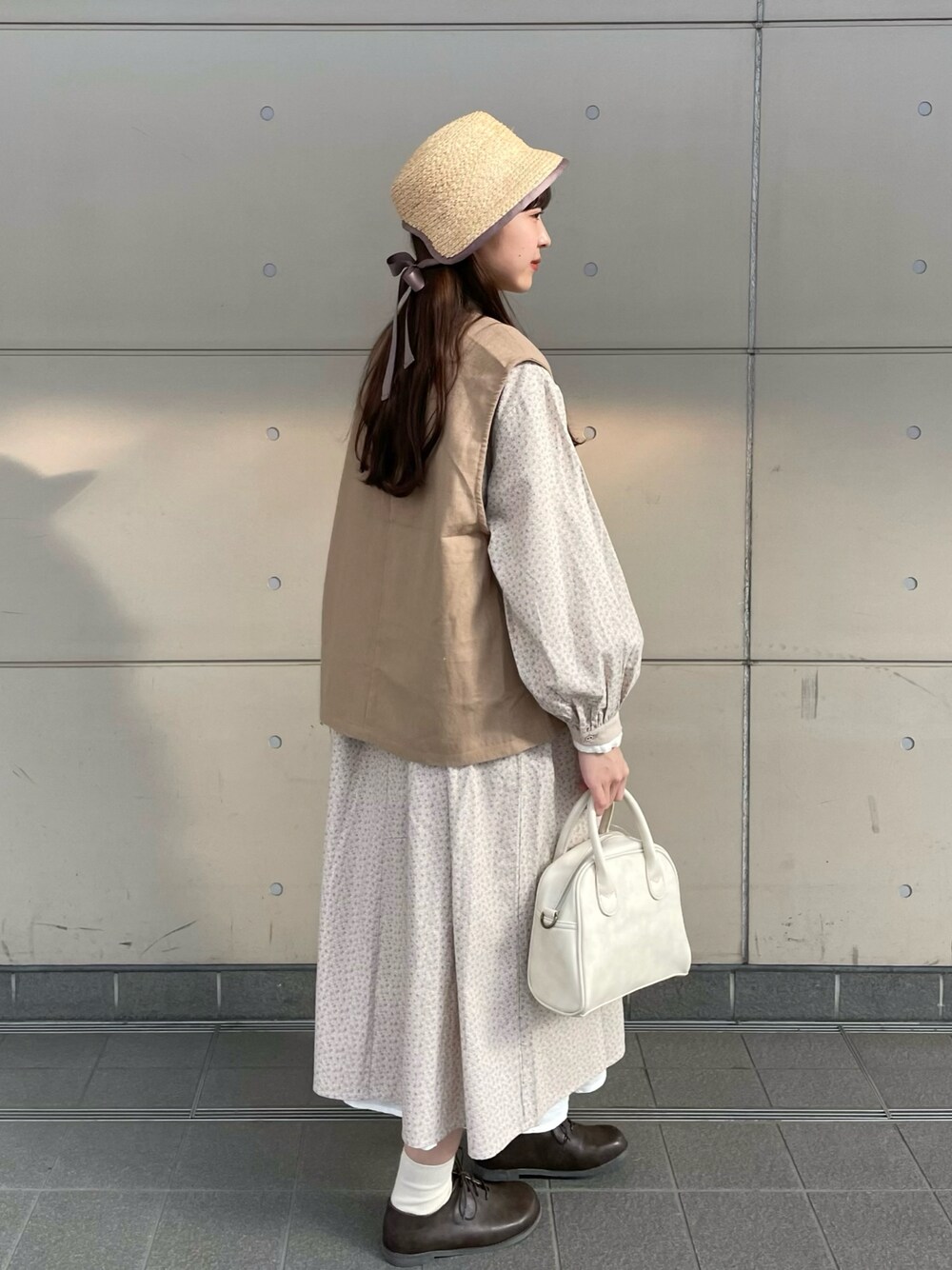 「Samansa Mos2、春服デビュー宣言、ワンピース、花柄ワンピース、ボストンバッグ、ミニバッグ、ベスト、淡色コーデ、プチプラ、ワントーンコーデ、レイヤードスタイル、シンプルコーデ、ピンク、春服みてみて、ボリューム袖」｜「Samansa Mos2のボストンショルダーバッグ（ショルダーバッグ、ホワイト系）」を使った、kanaさん（レディース・163cm）の春コーディネートの1枚目の写真
