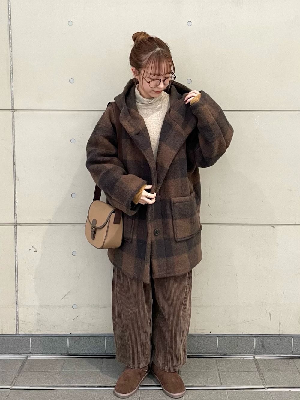 「Samansa Mos2、秋冬コーデ、冬コーデ、メガネ女子、コーデュロイ、タートルネック、ブラウン、ビッグシルエット、レイヤードスタイル、きれいめカジュアル、プチプラ、チェック、メンズライク、ワントーンコーデ、ムートンブーツ」｜「Samansa Mos2のスライバーフードコート（その他アウター、ブラウン系）」を使った、kanaさん（レディース・163cm）の秋コーディネートの1枚目の写真