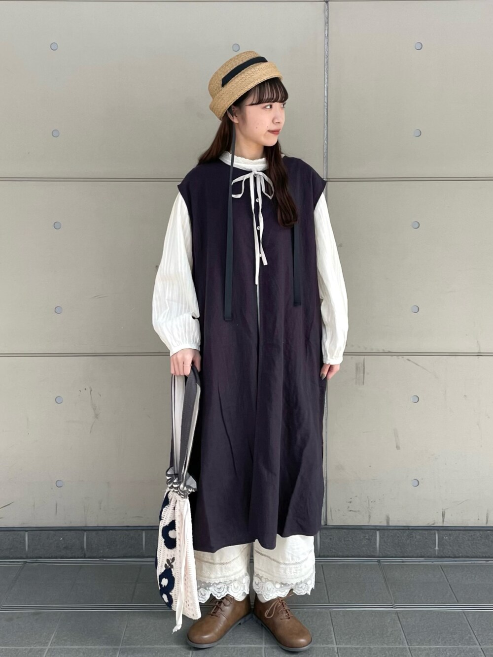 「Samansa Mos2、休日スタイル、春夏コーデ、プチプラ、レイヤードスタイル、ベスト、ワンピース、淡色コーデ、ペチパンツ、ハンドバッグ、巾着バッグ、トーク帽、トートバッグ、ボリューム袖、レースパンツ」｜「Samansa Mos2のリボンテープ付トーク帽（ハット、ベージュ系）」を使った、kanaさん（レディース・163cm）の春コーディネートの1枚目の写真