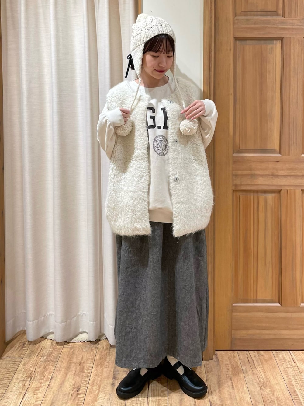 「TSUHARU by Samansa Mos2、Samansa Mos2、モノトーン、モノトーンコーデ、レイヤードスタイル、重ね着、お出かけコーデ、今日のコーデ、ロゴスウェット、スウェット、ニット帽、ベスト、ボアベスト、ポンポン帽子、ストラップシューズ」｜「TSUHARU by Samansa Mos2のウール混ツイードギャザースカート（スカート、ブラック系）」を使った、kanaさん（レディース・163cm）の冬コーディネートの1枚目の写真