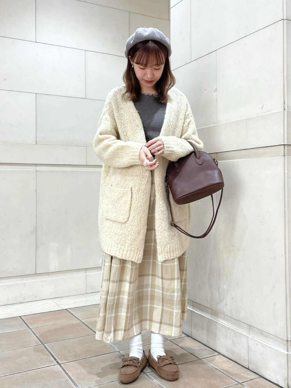 「クリスマスに着たい服、ベレー帽、ボストンバッグ、Samansa Mos2、サマンサモスモス(Samansa Mos2)、チェックスカート、チェック柄に恋してる、プチプラ、休日スタイル、あったかコーデ、シンプルコーデ、ビックシルエット、ホワイトコーデ、淡色コーデ、ゆるコーデ」｜「Samansa Mos2のウールタックベレー帽（ハンチング/ベレー帽、ブラウン系）」を使った、kanaさん（レディース・163cm）の冬コーディネートの1枚目の写真
