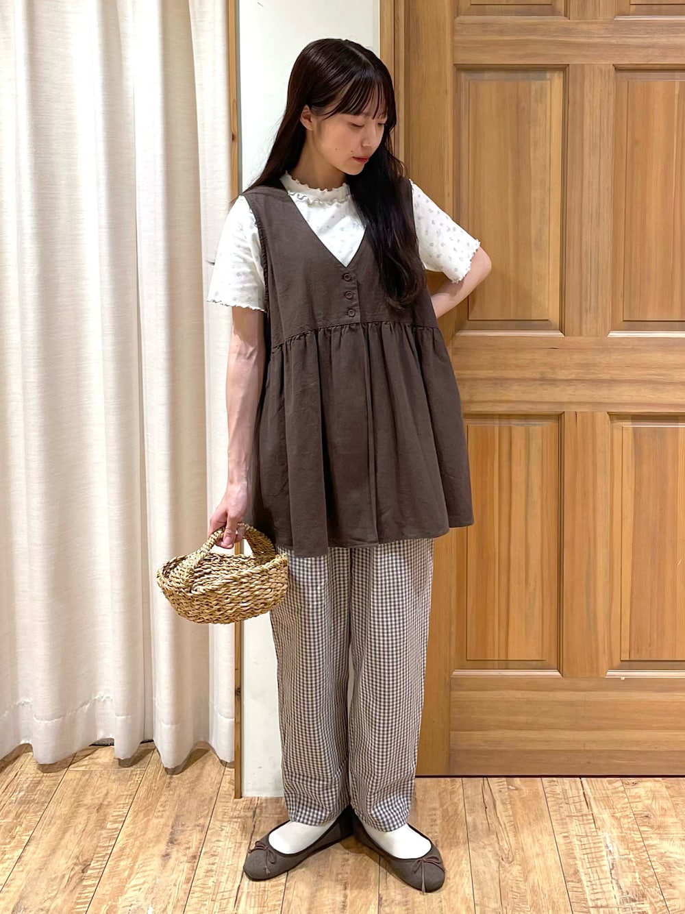 「Samansa Mos2、休日スタイル、夏コーデ、ベスト、かごバッグ、バレエシューズ、チェック、チェックパンツ、淡色コーデ、ワントーン、白Tシャツ、テーパードパンツ、プチプラ、レイヤードスタイル、リネン」｜「Samansa Mos2のリネン混Vネックベスト（ベスト、ブラウン系）」を使った、kanaさん（レディース・163cm）の夏コーディネートの1枚目の写真